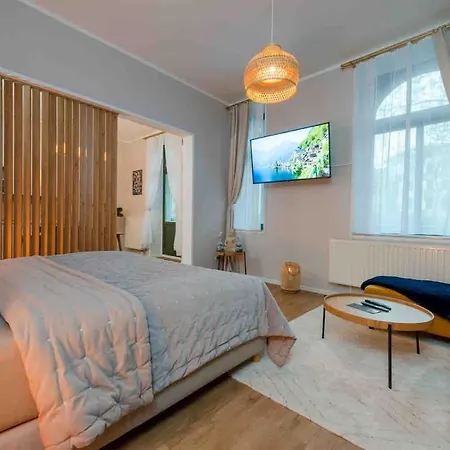 Geraeumige Moderne Wohnung *