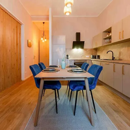 Geraeumige Moderne Wohnung *