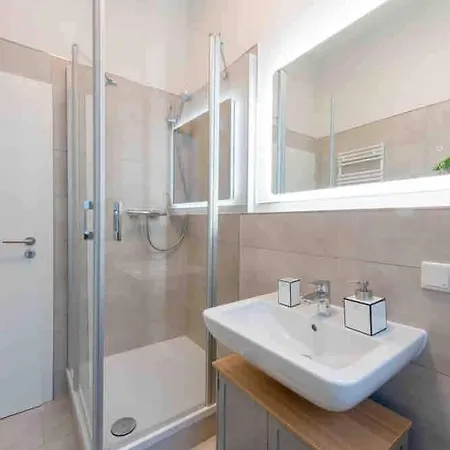 Geraeumige Moderne Wohnung Apartman
